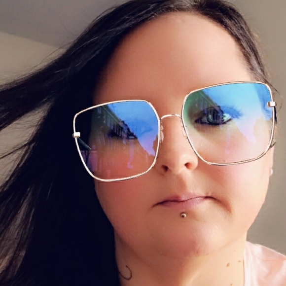 Meet your Posher, Stephanie - Picture 3 of 3